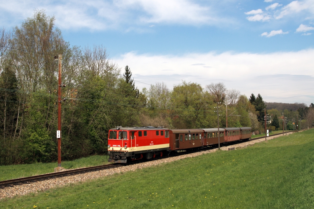 Komplett verdieselt war die Mzb vom 05.03. bis 28.04.2012, da neben der Streckensperre ab Frankenfels auch Arbeiten an der Stromversorgung durchgef�hrt wurden. R 6813  �tscherland  unweit des Alpenbahnhofs, 24.04.2012