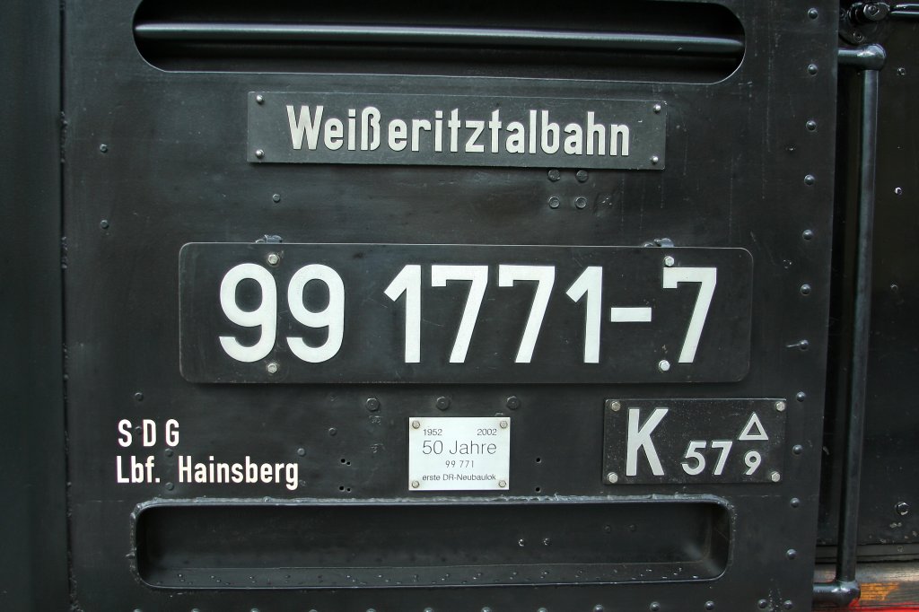Komplettes Lokschild von 99 1771. Beachtenswert ist das kleine silberne Schild unten in der Mitte. Es weist darauf hin, dass es sich hier um die erste zu DDR-Zeiten im damaligen VEB Lokomotivbau  Karl Marx  in Babelsberg gebaute Schmalspur-Neubaulokomotive handelt! (aufgenommen am 01.07.2011)
