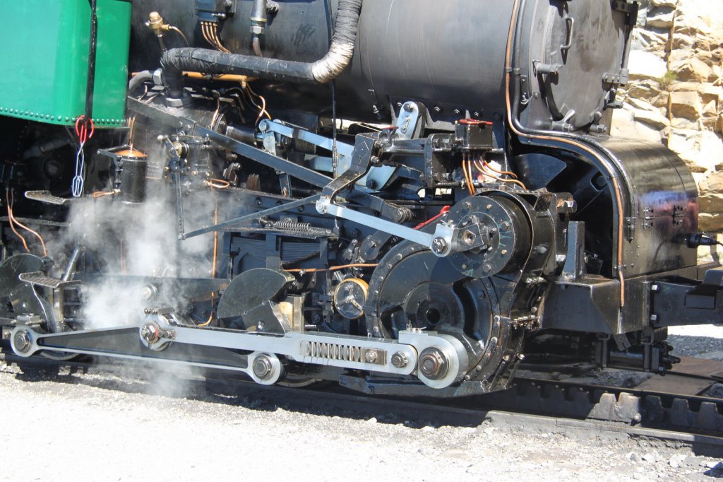Komplizierte Technik,das Triebwerk der BRB Dampflok Nr.6 aus dem Jahr 1933.Rothorn-Station 27.08.12