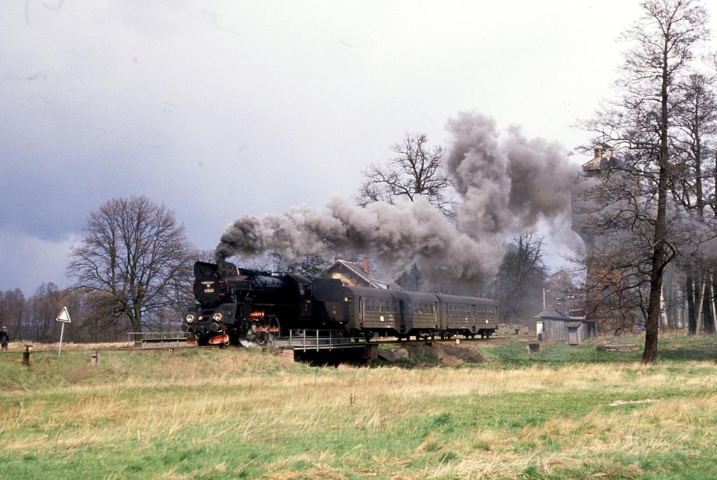 Konotop am 20.4.1992
Personenzug mit PKP Ol 49-69 fhrt um 13.00 Uhr nach Nowa Sol aus.