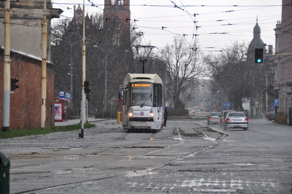 Konstal 105N2k Wagen: 1053 in Sttetin  Brama Portowa . Bei Hagelschauer. (31.03.1012)