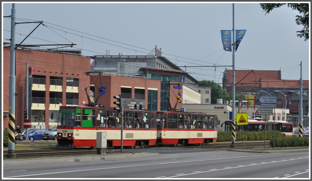 Konstal 105NA 1226 und 1227 vor dem Bahnhof Gdansk Glowny. (08.06.2012)