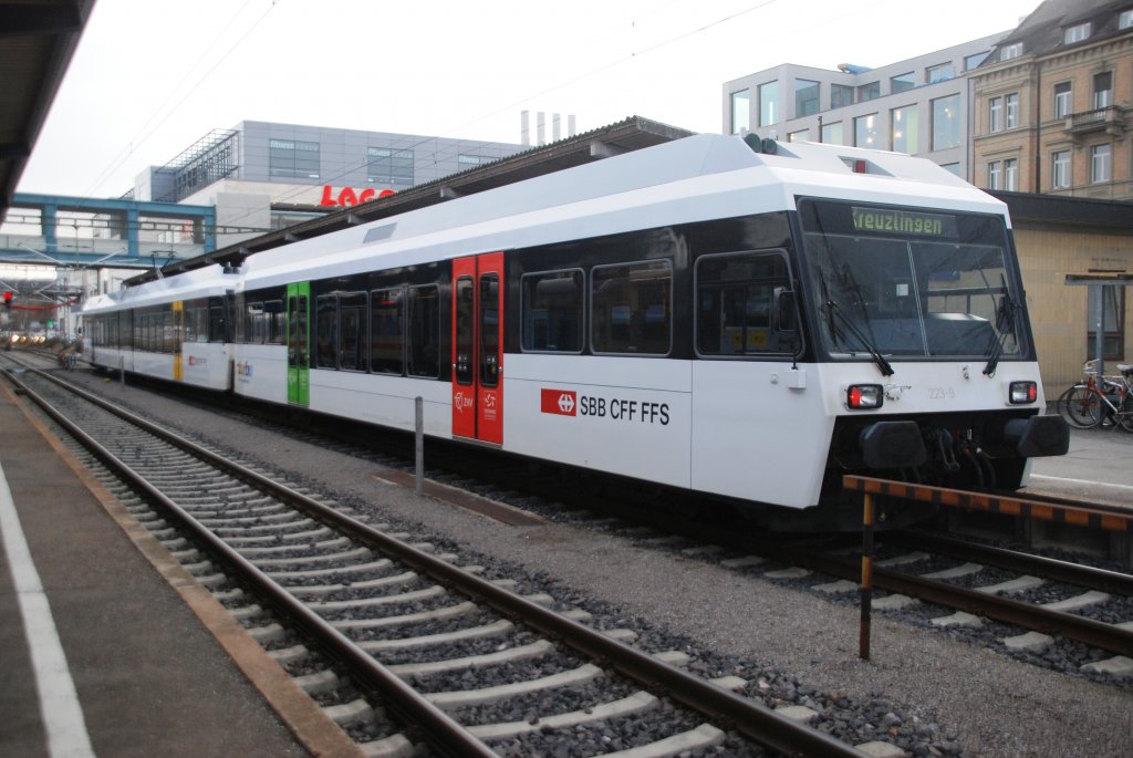 KONSTANZ (Landkreis Konstanz), 27.02.2010, ein THURBO-Zug nach Kreuzlingen; die THURBO AG gehört zu 90% der schweizerischen SBB und zu 10% dem Kanton Thurgau, wobei die THURBO jedoch selbstständig und eigenverantwortlich für den Betrieb ist, der Begriff THURBO ist eine Kombination aus Thur respektive Thurgau und Bodensee