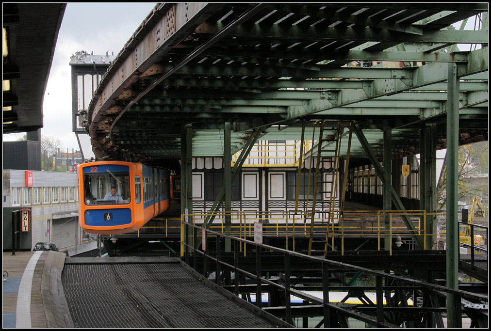 Konstruktion aus Stahl - 

Schwebebahn-Endbahnhof Oberbarmen Bahnhof: Wagen 22 verlässt die Wagenhalle und fährt in die Station ein. 

12.04.2011 (M)