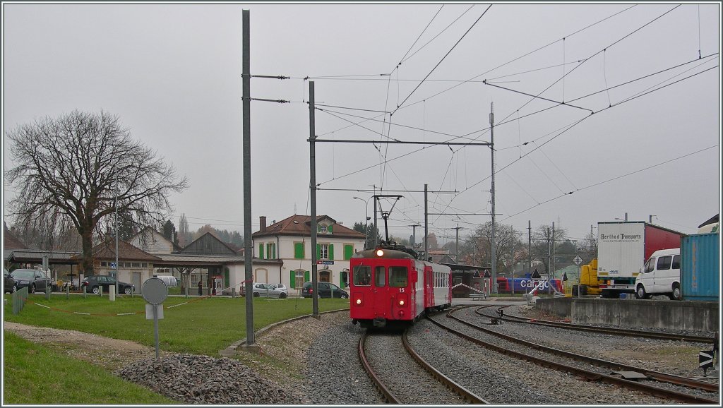 Kontrastreicher Herbst II: ein roter Punkt in der grauen Nebelherbstlandschaft: der OC Regionalzug 34 verlsst Chavornay Richtung Orbe.
19. Nov. 2012
