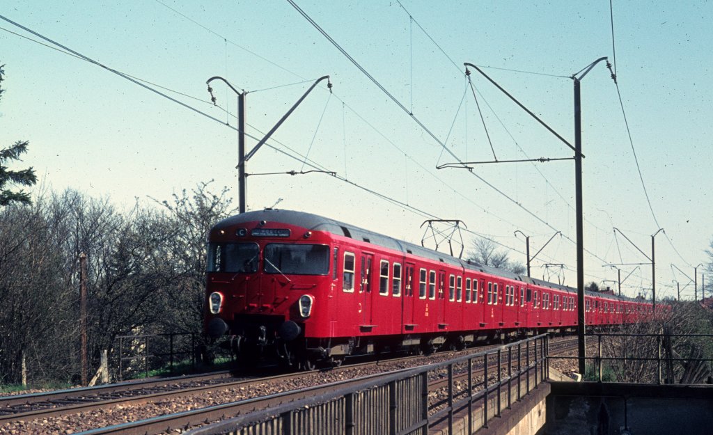Kopenhagen DSB S-Bahnlinie C (Ballerup - Holte): Ein S-Bahnzug der zweiten Generation, der in Richtung Holte fhrt, befindet sich auf dem Foto zwischen den S-Bahnhfen Bernstorffsvej und Gentofte (Kildeskovsvej) am 1. Mai 1971.