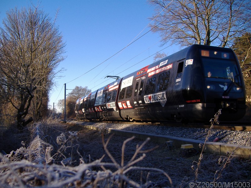 Kopenhaguer S-Bahn Triebzug der Baureihe SE-SF-SG-SH mit Werbung fr The Voice Radio fhrt richtung Hellerup, zwischen Flintholm und Grndal. (02/01/2009)