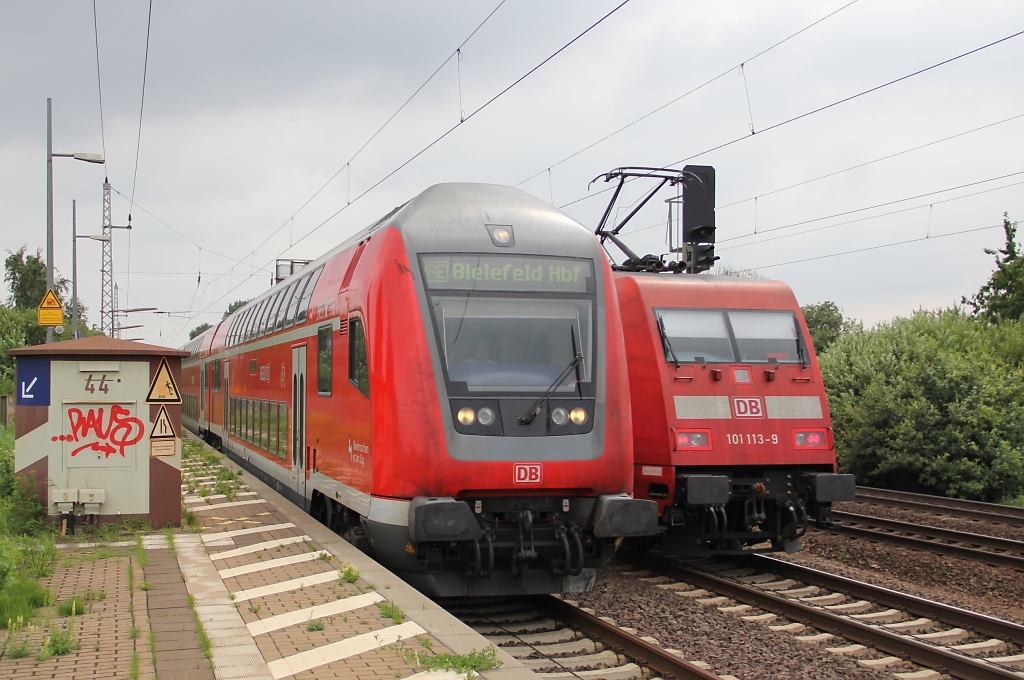 Kopf an Kopf: der Steuerwagen des RE nach Bielefeld Hbf trifft auf die, einen IC schiebende, 101 113-9. Aufgenommen am 28.07.2012 in Dedensen-Gmmer.