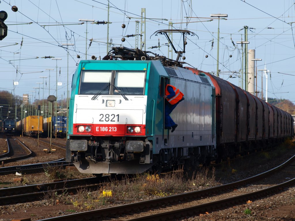 Kopf einziehen und einsteigen. Der Tf steigt in die Cobra und zieht gleich den Gterzug ber die Montzenroute nach Belgien. Links im hintergrund steht 185 573-3 vom Railservice Alexander Neubauer. Gesehen am 18.11.2009 in Aachen West. 