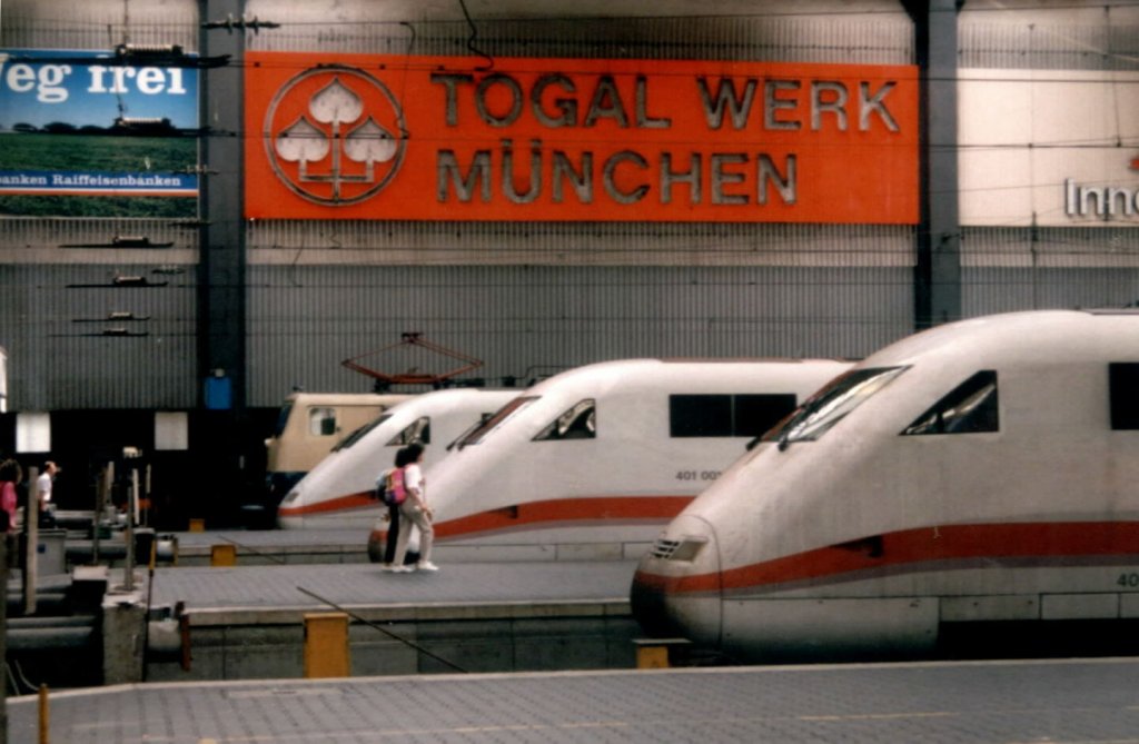  Kopfschmerzen  sollte man nicht bekommen,wenn man nicht wei in welchen dieser CEs mal einsteigen soll,wenn man auf die Reklametafel oben schaut.. Gesehen im Juli 1994 in Mnchen