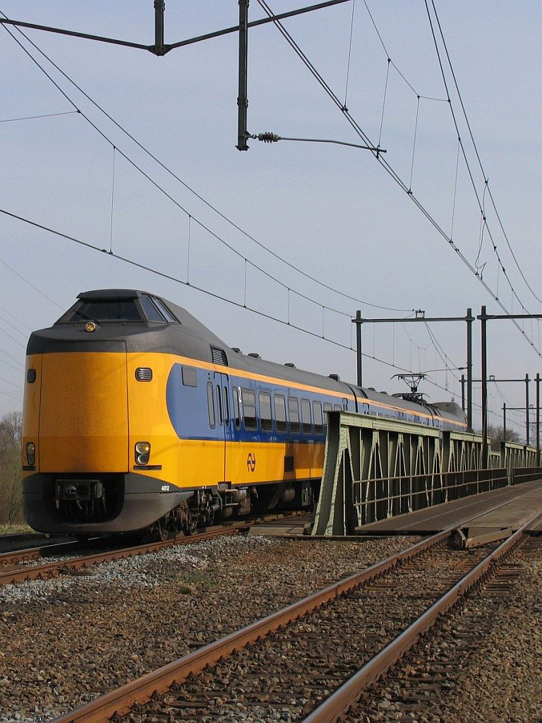 Koploper 4012 mit IC 10538 Leeuwarden-Zwolle auf die Vechtbrcke bei Herfte am 2-4-2010.