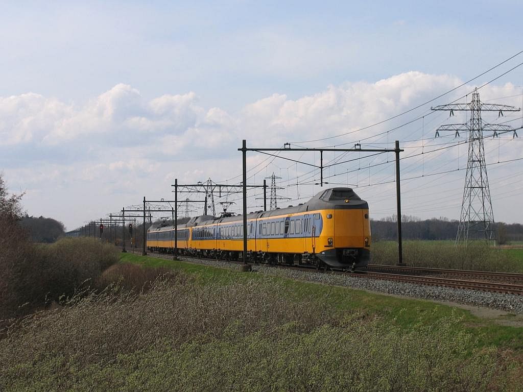 Koploper 4015 und eine weitere Koploper mit IC 541 Den Haag-Groningen bei Herfte am 2-4-2010.