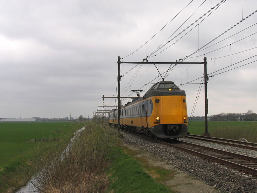 Koploper 4017 mit IC 10760 Leeuwarden-Zwolle bei Nijeholtwolde am 11-4-2010.