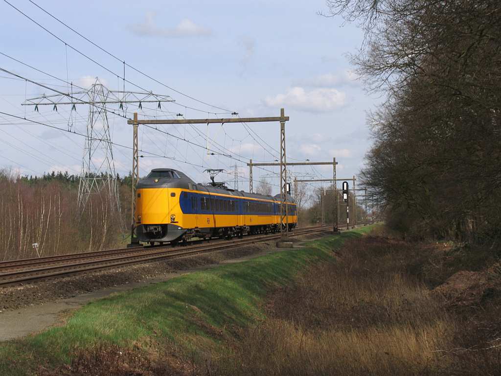 Koploper 4019 mit IC 10748 Leeuwarden-Zwolle bei Herfte am 2-4-2010. 