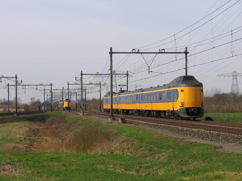 Koploper 4024 mit IC 10736 Leeuwarden-Zwolle bei Herfte am 2-4-2010.