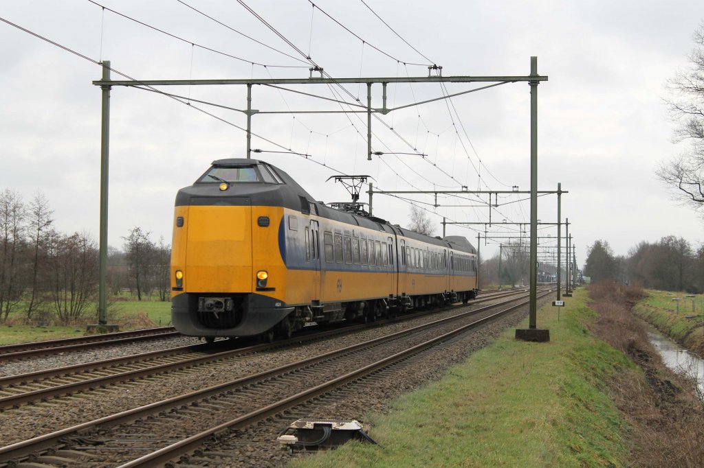 Koploper 4024 mit Regionalzug 9135 Zwolle-Groningen bei Haren am 3-1-2013.