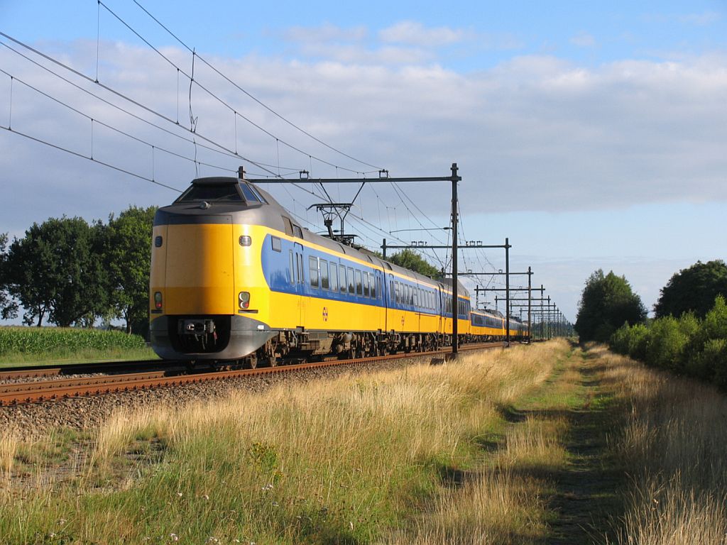 Koploper 4028 mit Regionalzug 9117 Zwolle-Groningen passiert eine Intercity von Groningen bei Tynaarlo am 30-7-2010.