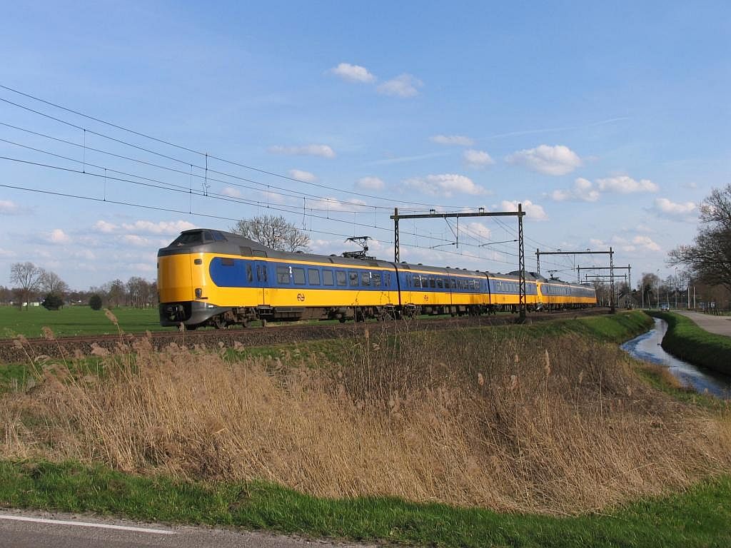 Koploper 4046 und eine weitere Koploper mit IC 12759 Rotterdam-Leeuwarden bei Staphorst am 2-4-2010.