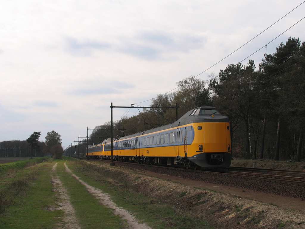 Koploper 4048 und eine weitere Koploper mit IC 1953 Den Haag CS-Venlo bei Deurne am 8-4-2012.