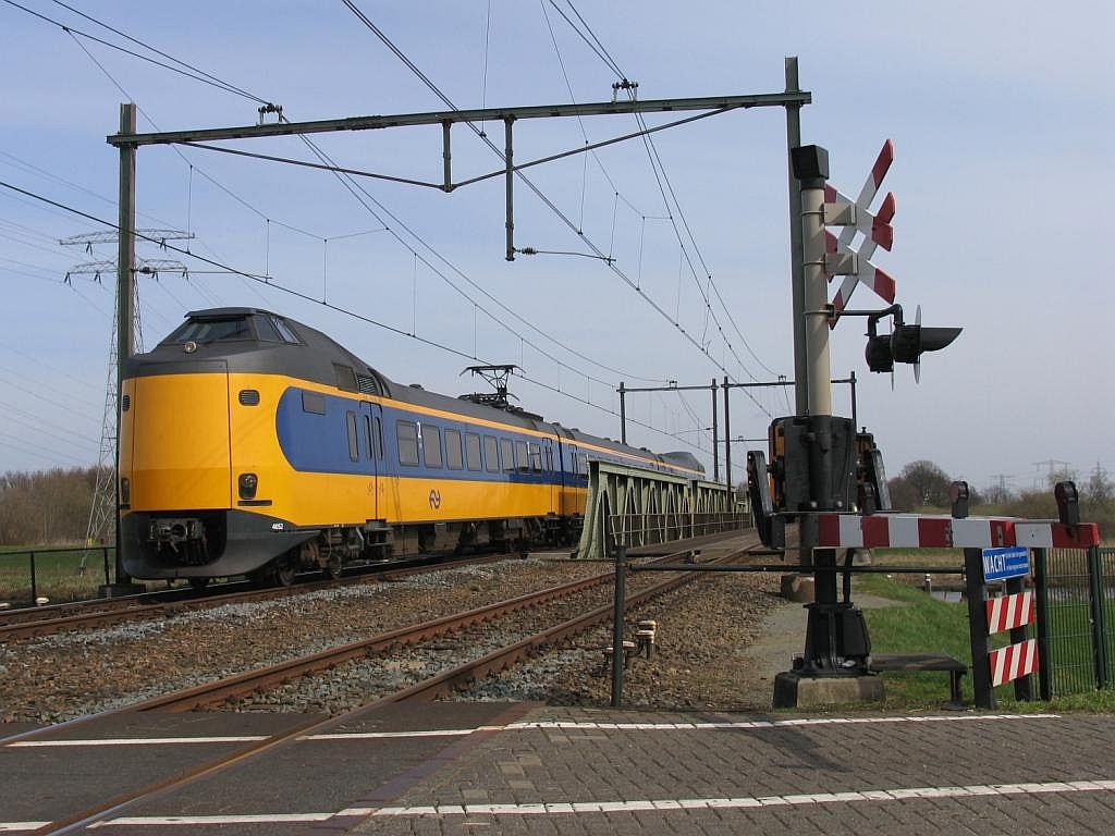 Koploper 4052 IC 10744 Leeuwarden-Zwolle auf die Vechtbrcke bei Herfte am 2-4-2010.