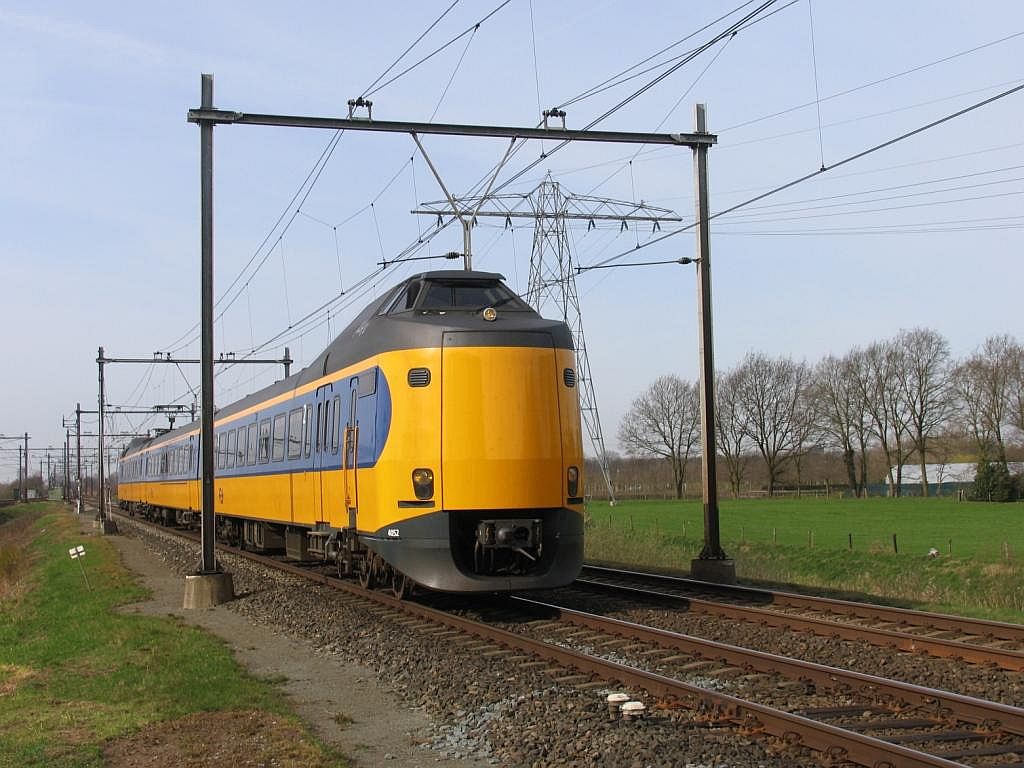 Koploper 4052 mit IC 10529 Zwolle-Leeuwarden bei Herfte am 2-4-2010.