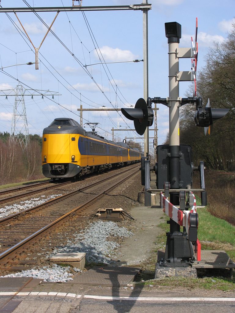 Koploper 4054, 4080 und 4214 mit IC 10550 Leeuwarden-Zwolle bei Herfte am 2-4-2010.