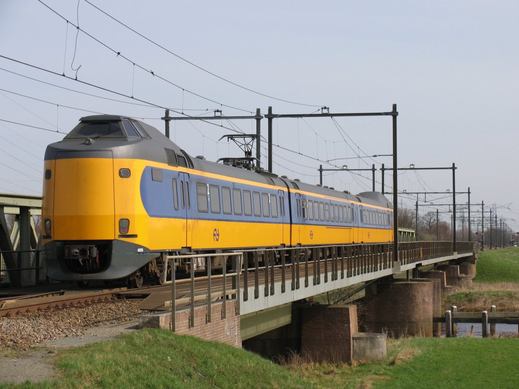 Koploper 4055 mit IC 10735 Zwolle-Leeuwarden auf die Vechtbr�cke bei Herfte am 2-4-2010.