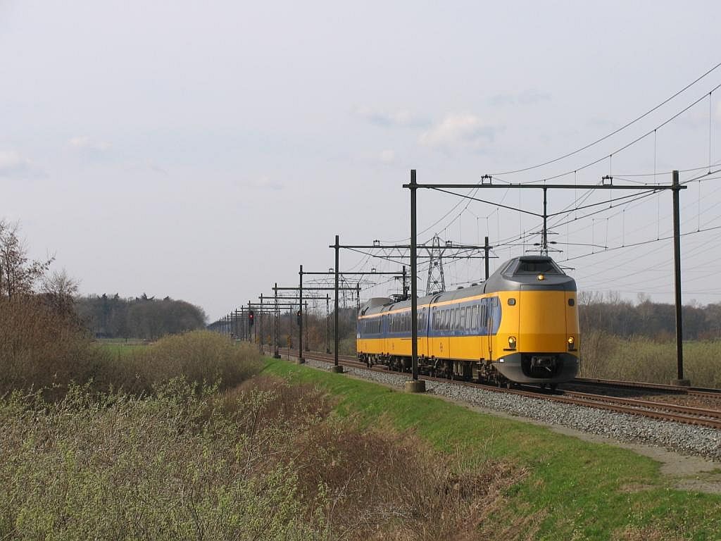 Koploper 4055 mit IC 10735 Zwolle-Leeuwarden bei Herfte am 2-4-2010.