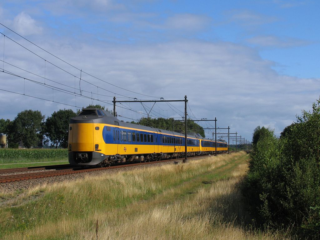 Koploper 4055 und eine weitere Koploper mit IC 723 Schiphol-Groningen bei Tynaarlo am 30-7-2010.