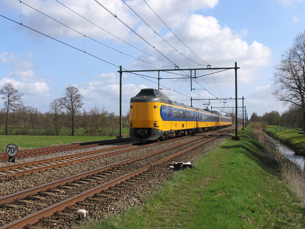 Koploper 4057 und eine weitere Koploper mit IC 549 Den Haag-Groningen bei Haren am 16-4-2010.