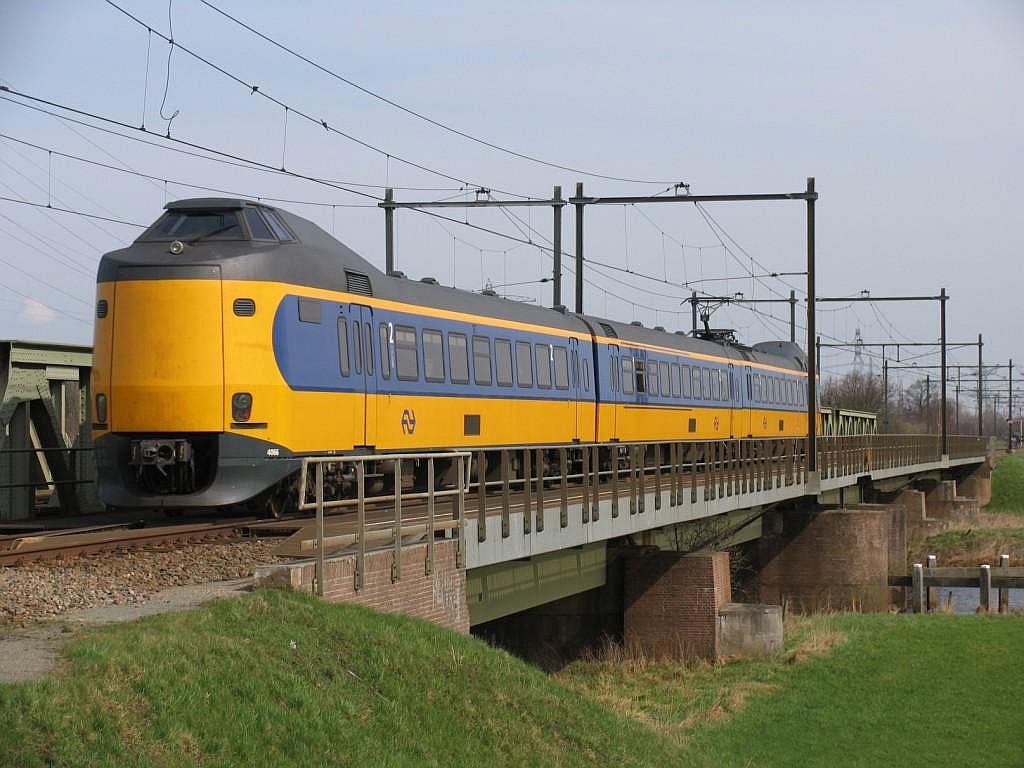 Koploper 4066 mit IC 10739 Zwolle-Leeuwarden bei Herfte am 2-4-2010.