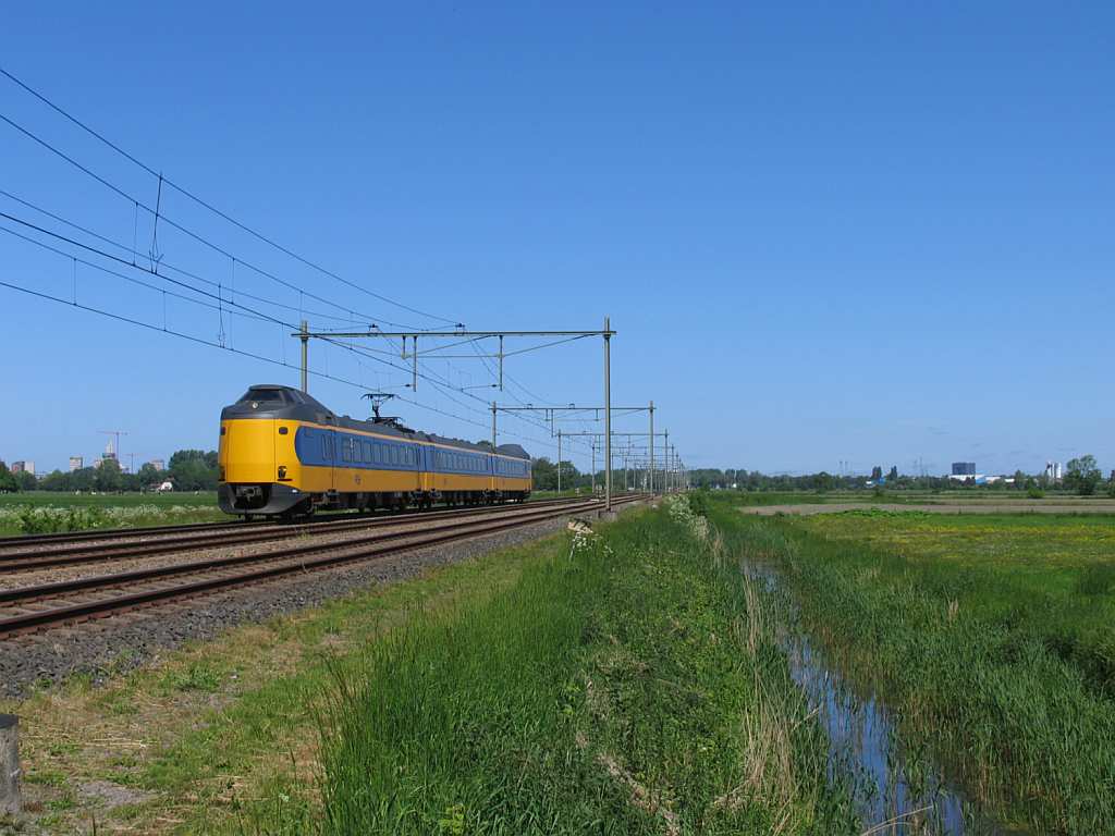 Koploper 4066 mit Regionalzug 9142 Groningen-Zwolle bei Haren am 4-6-2010. 