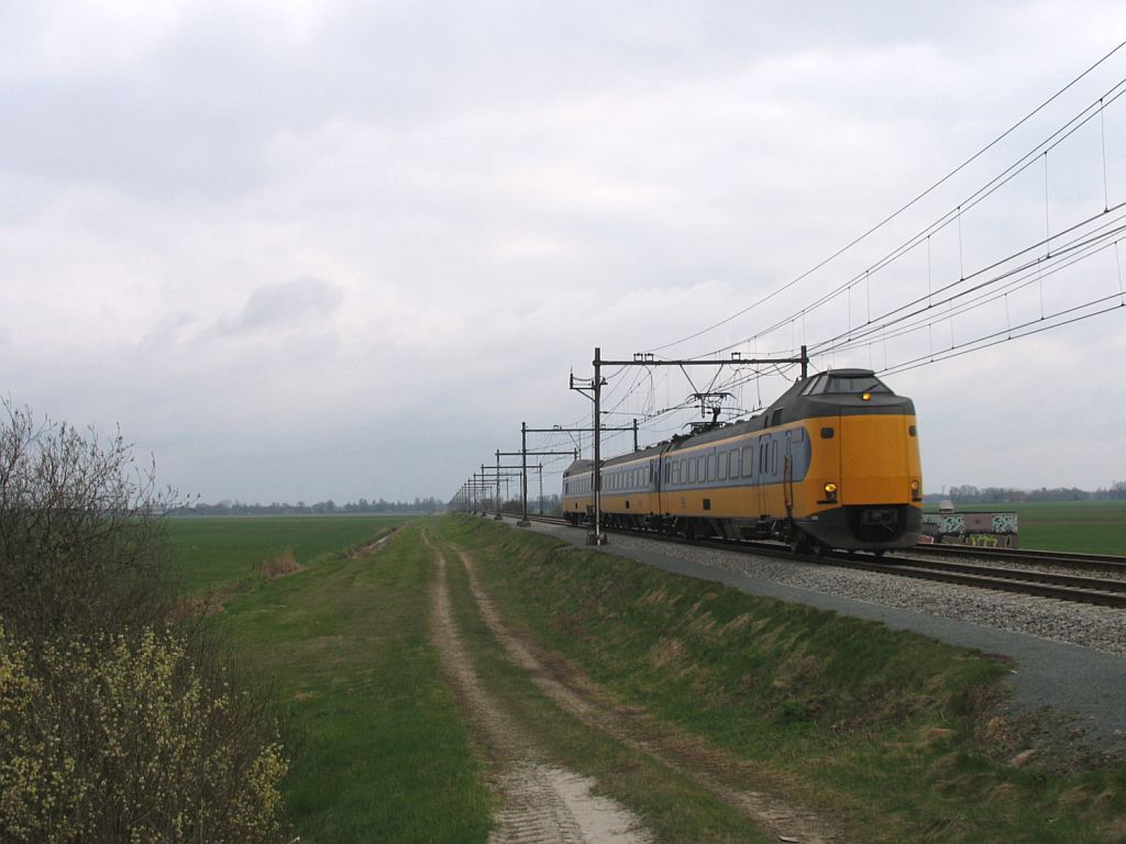 Koploper 4076 mit IC 10755 Zwolle-Leeuwarden bei Nijeholtwolde am 11-4-2010.