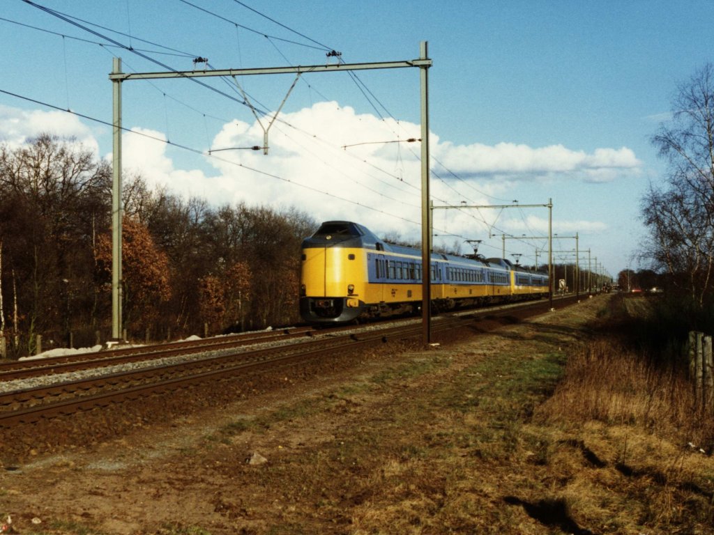 Koploper 4087 und 4014 mit IC 3062 Arnhem-Den Helder in Ede am 31-3-1996. Bild und scan: Date Jan de Vries.