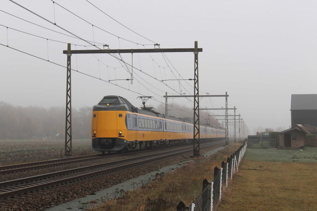 Koploper 4089, ein weitere Koploper und 4022 mit IC 1740 Enschede-Den Haag CS bei Holten am 19-11-2012.