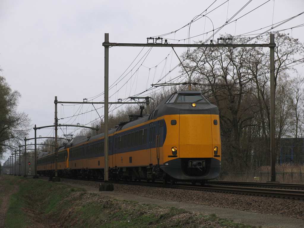 Koploper 4096 und eine weitere Koploper mit IC 1943 Den Haag CS=Venlo bei Vlierden am 9-4-2012.