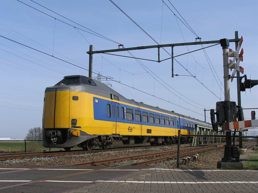 Koploper 4211 mit IC 740 Groningen-Den Haag auf die Vechtbrcke bei Herfte am 2-4-2010. 