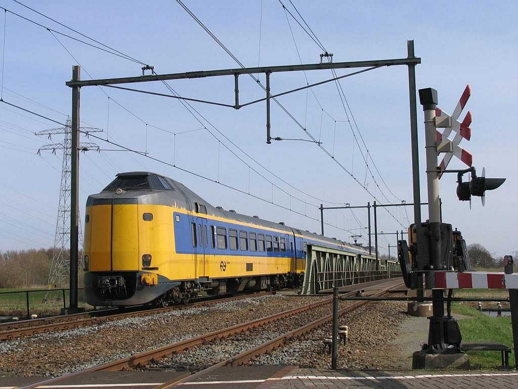Koploper 4214 mit IC 10740 Leeuwarden-Zwolle auf die Vechtbrcke bei Herfte am 2-4-2010.