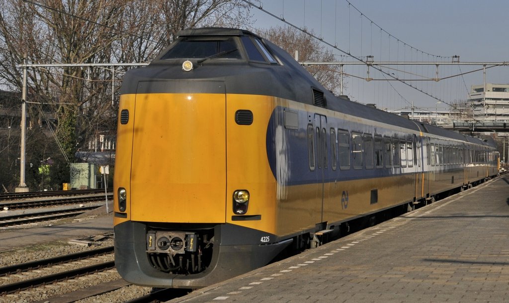 Koploper 4225 mit IC nach Emschede hier bei Ausfahrt von Rotterdam CS am 20.03 2011.