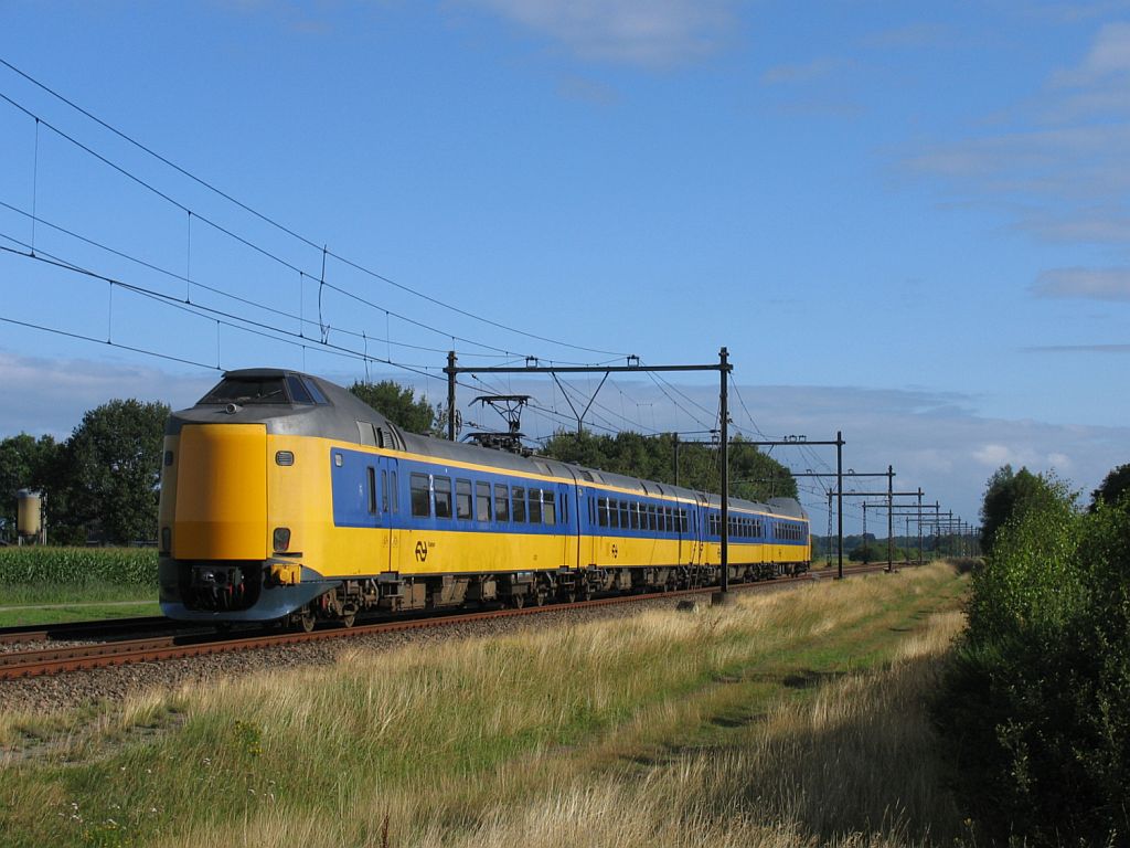Koploper 4226 zwischen Zwolle und Groningen bei Tynaarlo am 30-7-2010.