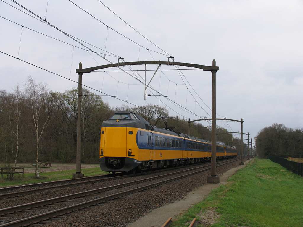 Koploper 4230 und eine weitere Koploper mit IC 1952 Venlo-Den Haag CS bei Vlierden am 9-4-2012.