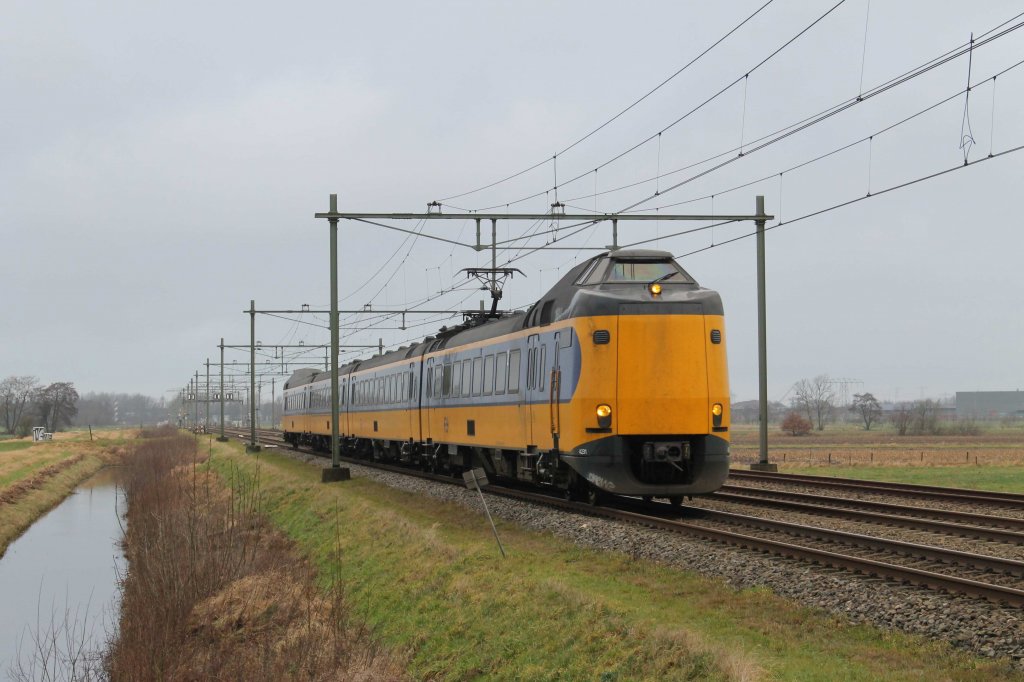 Koploper 4231 mit Regionalzug 9140 Groningen-Zwolle bei Haren am 3-1-2013.