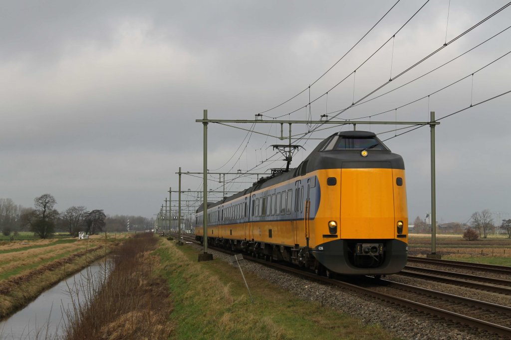 Koploper 4236 mit Regionalzug 9144 Groningen-Zwolle bei Haren am 3-1-2013.