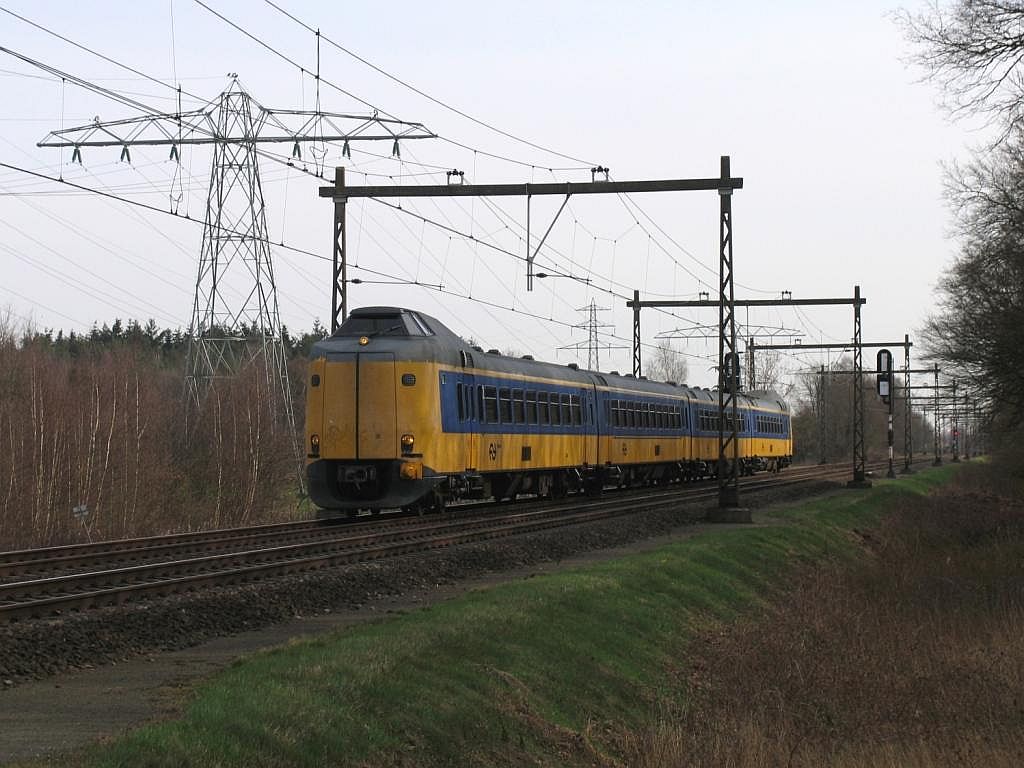 Koploper 4246 mit IC 10534 Leeuwarden-Zwolle bei Herfte am 2-4-2010.