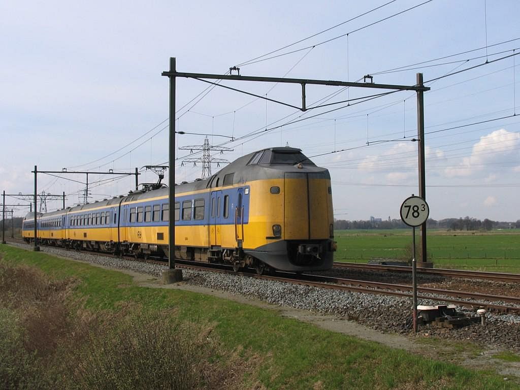 Koploper 4246 mit IC 739 Schiphol-Groningen bei Herfte am 2-4-2010.