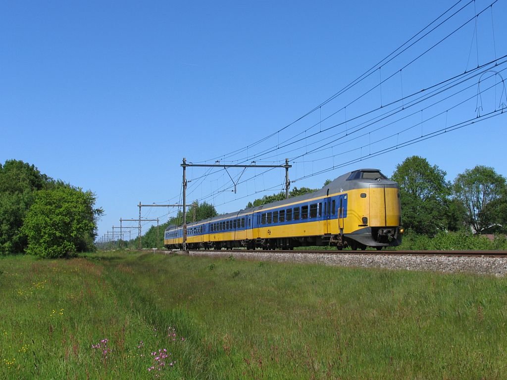 Koploper 4250 mit Regionalzug 9145 Zwolle-Groningen bei Tynaarlo am 4-6-2010.