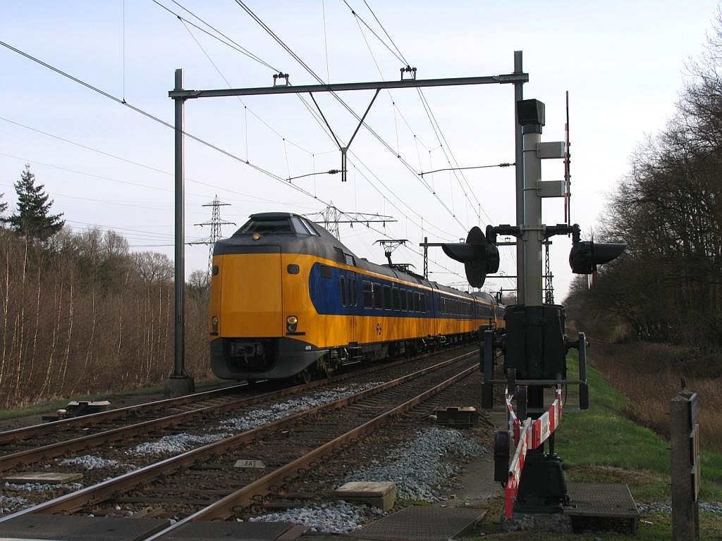 Koplopers 4013 und 4062 mit IC 12732 Leeuwarden-Rotterdam bei Herfte am 2-4-2010.