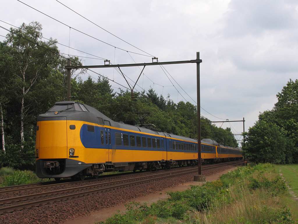 Koplopers 4021 und 4214 mit IC 1954 Venlo-Den Haag CS bei Deurne am 17-7-2012.