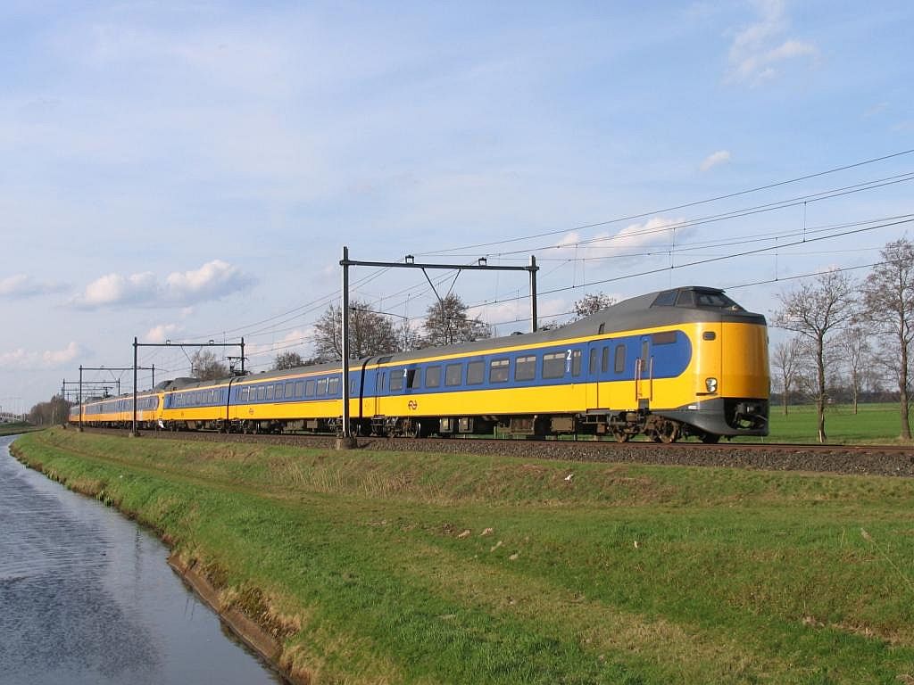 Koplopers 4022 und zwei weitere Koplopers mit IC 562 Groningen-Den Haag bei Staphorst am 2-4-2010.