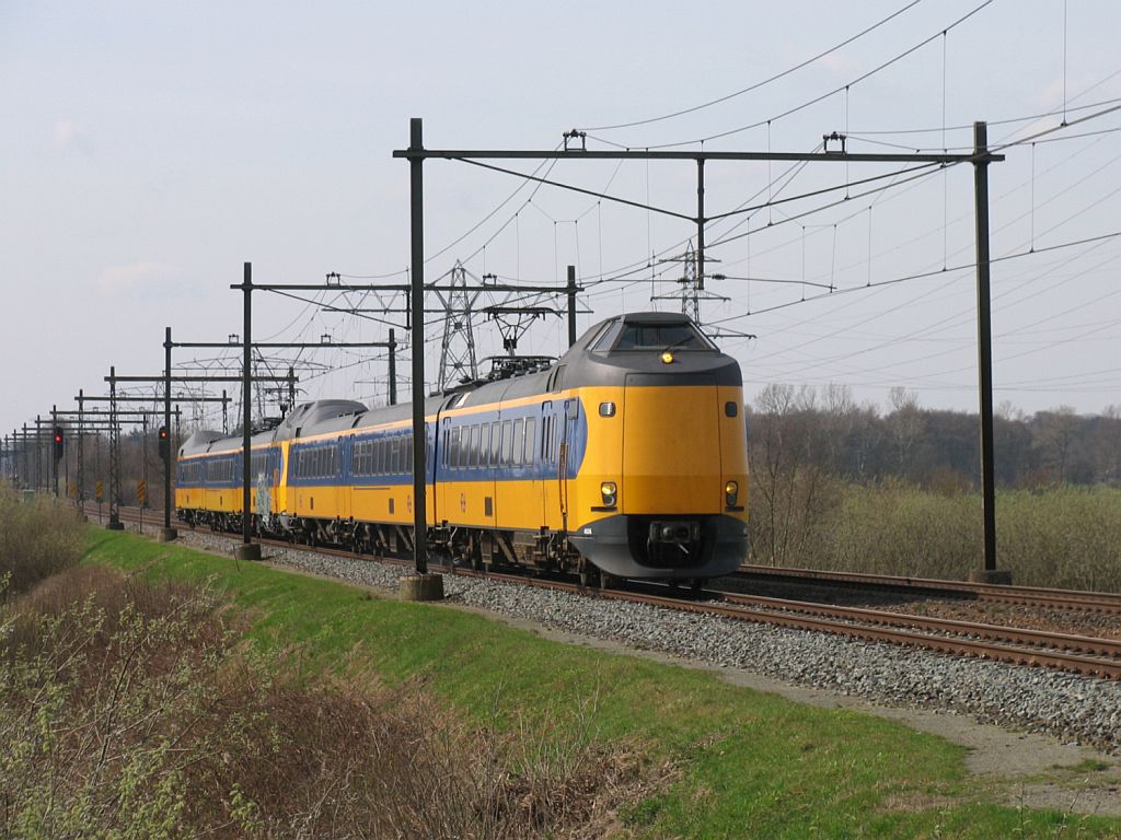 Koplopers 4026 und 4012 mit IC 10537 Zwolle-Leeuwarden bei Herfte am 2-4-2010.